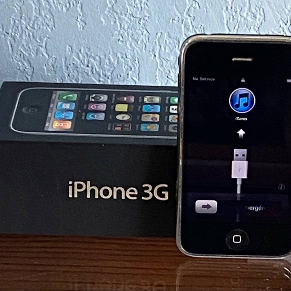 IPhone 3G 8GB Phone with Box and Accessories